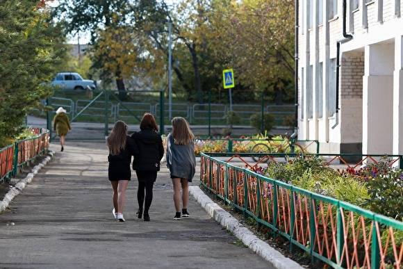 В Хабаровске власти приняли решение отправить школьников на досрочные каникулы - znak.com - Хабаровск