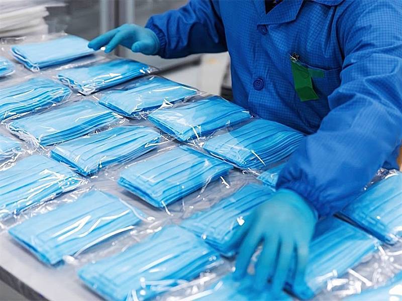 Денис Мантуров - Мантуров: "Мы отправили в регионы 51 млн масок". Аптеки: "Их месяц не завозили" - sobesednik.ru - Москва