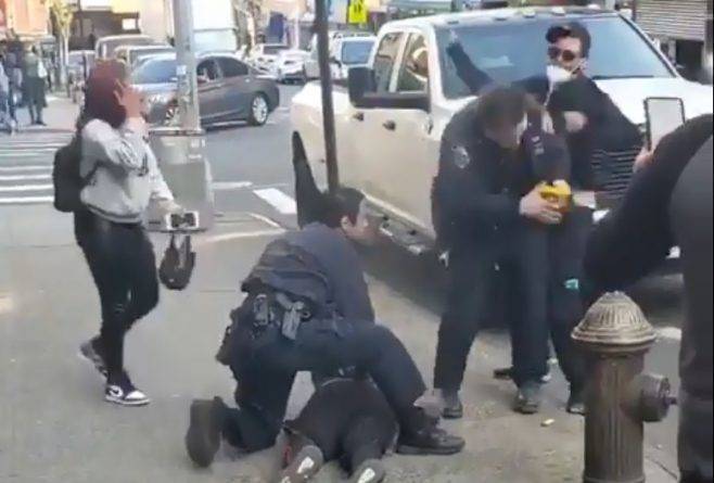 В Нью-Йорке мужчина в медицинской маске ударил полицейского при исполнении - usa.one - Нью-Йорк
