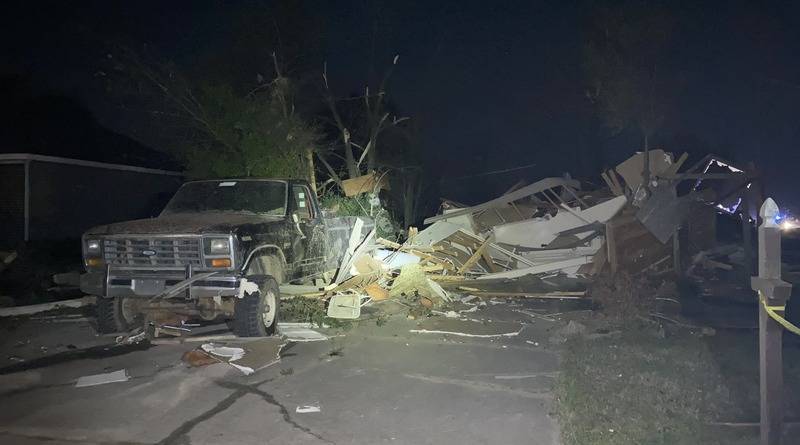 Торнадо в трех американских штатах разрушили здания, 100 тысяч жителей – без электроэнергии - usa.one - штат Арканзас - штат Джорджия - штат Индиана - county Power