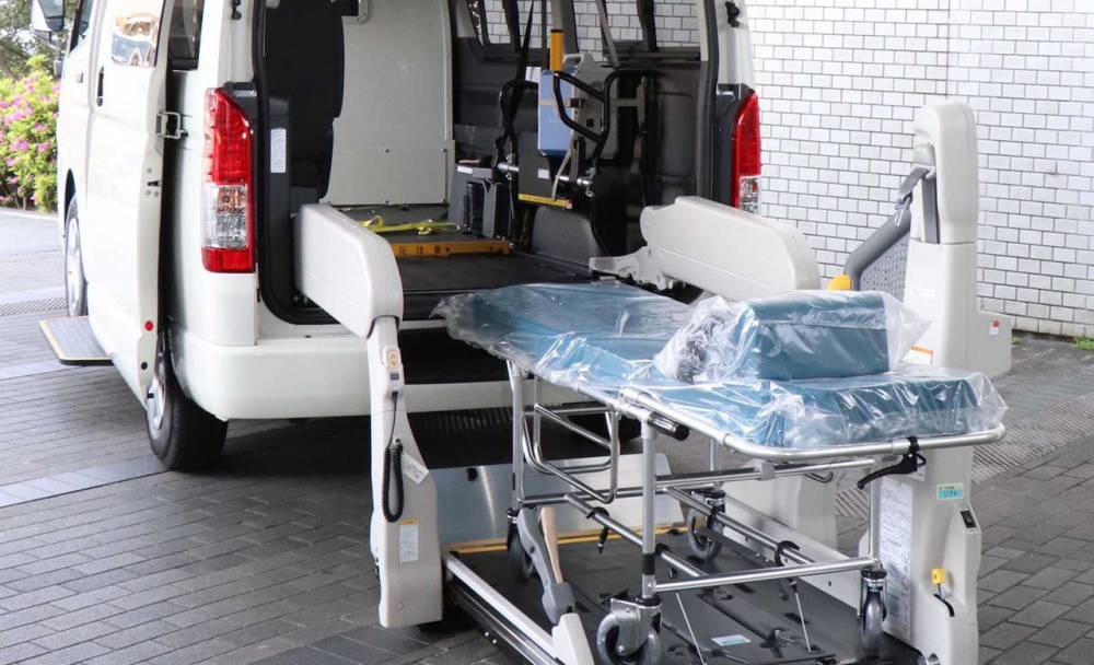 Минивэн Toyota Hiace приспособили для перевозки инфицированных пациентов - zr.ru - Япония