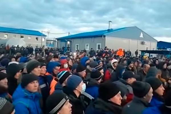 Взбунтовавшиеся рабочие на базе «Газпрома» разблокировали дороги - newtvnews.ru - республика Саха