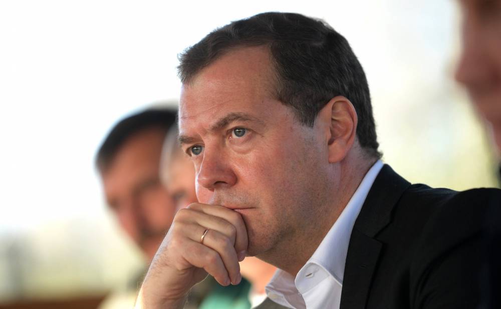 Дмитрий Медведев - Медведев отметил необходимость совершенствования трудового законодательства - vm.ru - Россия