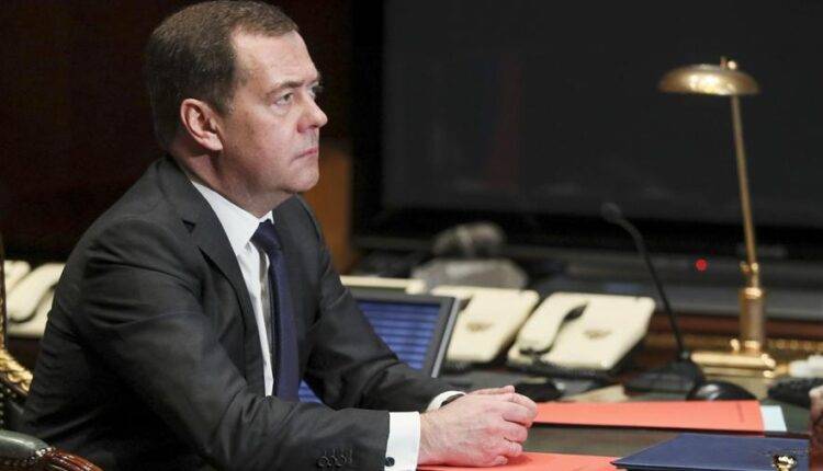 Дмитрий Медведев - Медведев допустил корректировку трудового законодательства после пандемии - newtvnews.ru - Россия