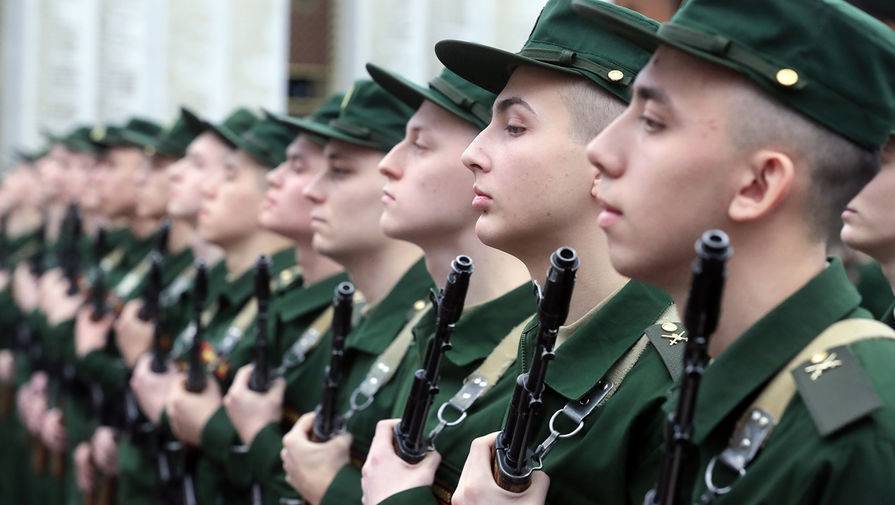 Около 2,8 тысяч случаев COVID-19 выявили в армии и военных учебных заведениях РФ - gazeta.ru - Россия