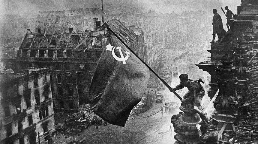В Facebook объяснили удаление снимков со знаменем Победы над Рейхстагом - 5-tv.ru