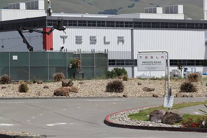 Tesla возобновит работу завода в США вопреки запрету властей - lenta.ru - Сша - штат Калифорния