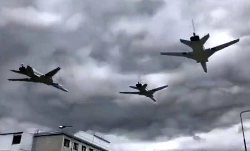 Пролет трех Ту-22М3 на сверхмалой высоте сняли на видео - topcor.ru - Россия