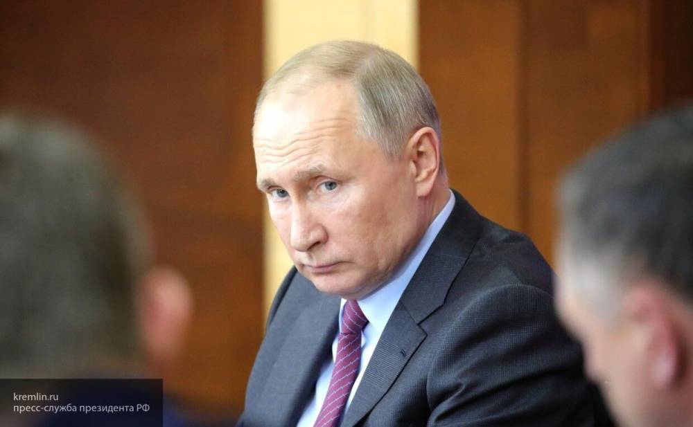 Владимир Путин - Путин поручил кабмину до 25 мая решить вопрос о выплатах соцработникам на фоне COVID-19 - nation-news.ru - Россия