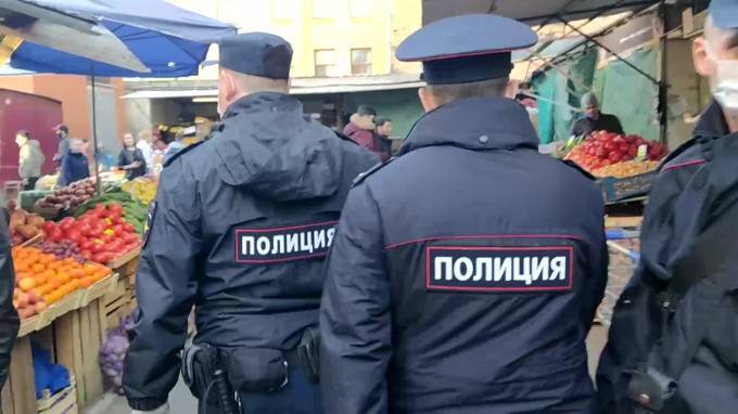 Полиция задержала арендатора, устроившего на Сенном рынке "толкучку" - piter.tv - Санкт-Петербург