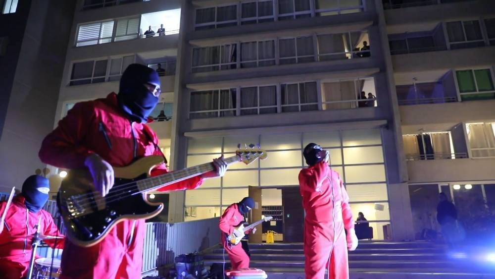 Чилийские музыканты дают концерты для жителей на карантине. - riafan.ru - Сантьяго
