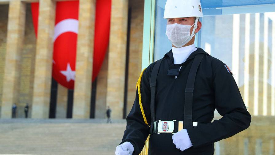 Реджеп Эрдоган - Турция вернет на 4 дня комендантский час в рамках борьбы с коронавирусом - gazeta.ru - Турция