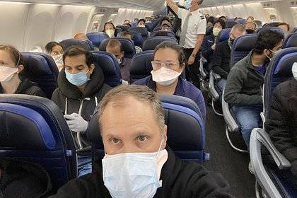 Переполненный пассажирами самолет во время пандемии коронавируса поразил врача - lenta.ru - Сан-Франциско - Нью-Йорк