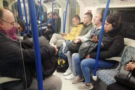Борис Джонсон - Жители Лондона возмутились толпами людей без масок в метро во время пандемии коронавируса и обвинили во всем Джонсона - versia.ru - Англия - Лондон