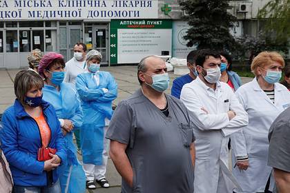 Максим Степанов - На Украине за сутки почти 90 медиков заразились коронавирусом - lenta.ru - Украина