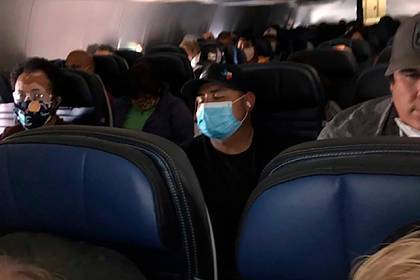Пенсионерка сняла переполненный туристами самолет во время пандемии и ужаснулась - lenta.ru - New York - штат Нью-Джерси