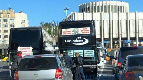 Перевозчики перекрыли автобусами центр Киева, требуя возобновить перевозки - novostidnya24.ru - Киев