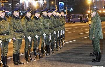 Фотофакт: В спортзале массово ставят койки для солдат, зараженных COVID-19 на репетиции парада - charter97.org - Минск
