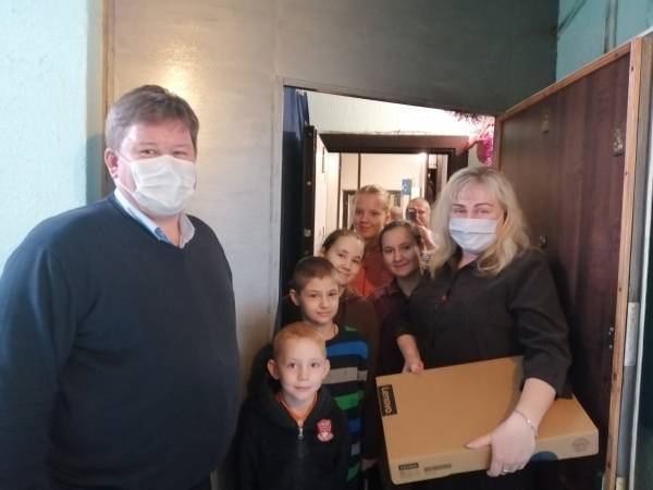 Школьники многодетных воронежских семей получили ноутбуки от парламентария Александра Провоторова - nakanune.ru