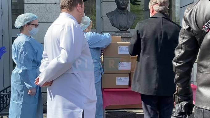 В Петербурге врачам НИИ Джанелидзе подарили противовирусные и антисептики - piter.tv - Санкт-Петербург