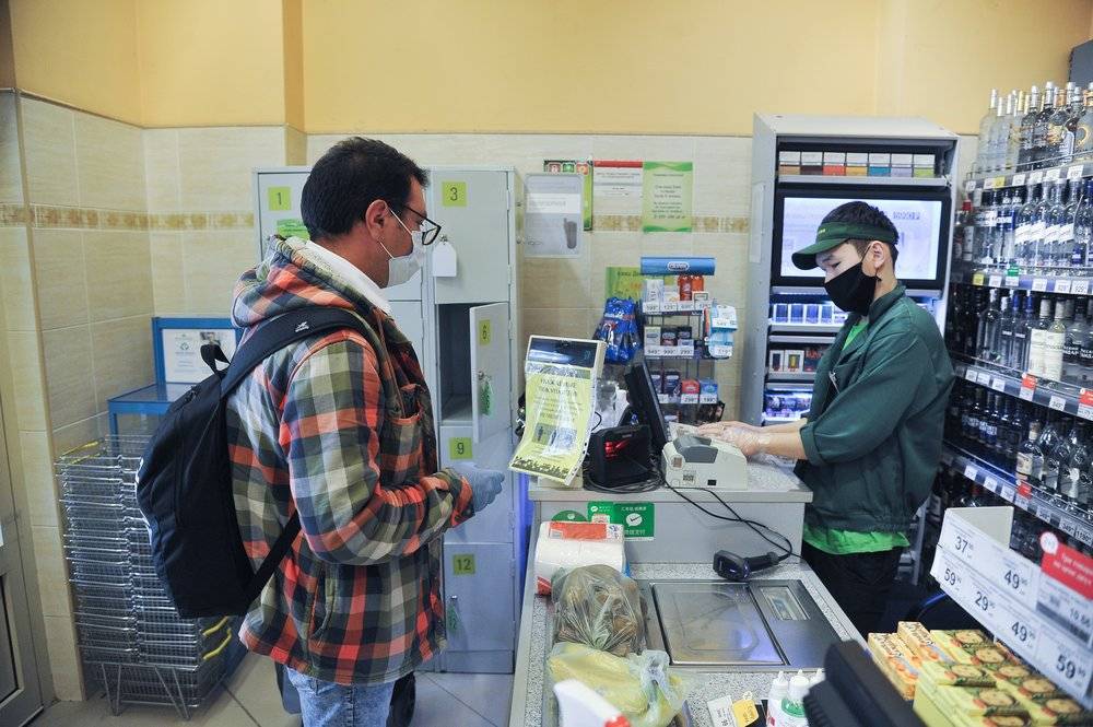 Виктор Евтухов - Минпромторг РФ заявил о праве магазинов не обслуживать покупателей без маски - vm.ru - Россия