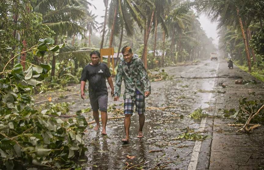 Более 300 тысяч человек эвакуировали из-за тайфуна на Филиппинах - ont.by - Филиппины