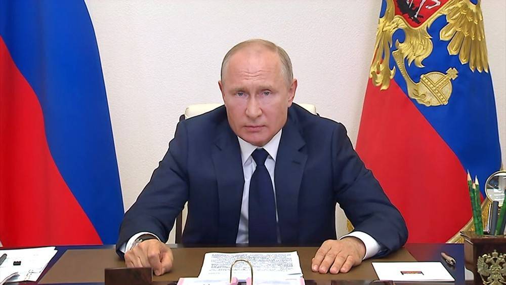 Владимир Путин - Путин назвал канителью ситуацию с выплатами медикам - tvc.ru