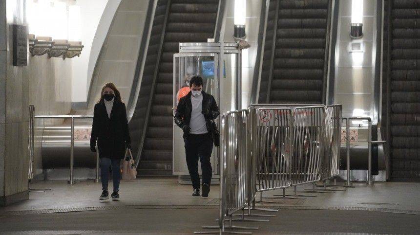 Агрессивный пассажир без маски устроил драку в метро Петербурга - 5-tv.ru - Санкт-Петербург