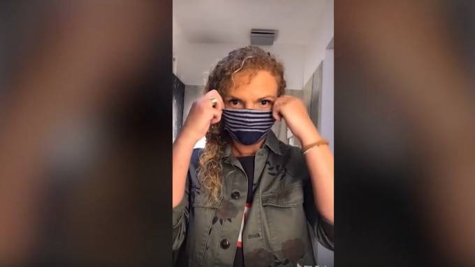 Женщина изготовила защитную маску из носка и прославилась - piter.tv