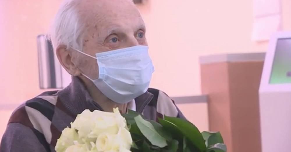 Самый примерный пациент: 100-летний ветеран вылечен от COVID в Москве - ren.tv - Москва