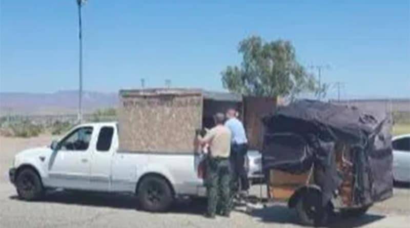 Пятерых детей нашли на жаре в деревянной коробке, установленной на кузове пикапа - usa.one - штат Калифорния
