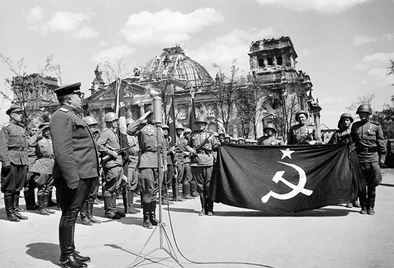 Адольф Гитлер - Генрих Гиммлер - Как Запад в режиме онлайн переписывает историю Второй мировой войны - tvc.ru