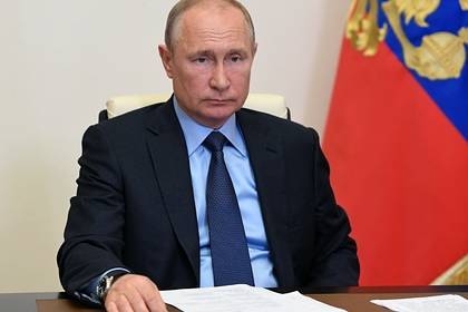 Владимир Путин - Путин поручил сохранить самоизоляцию для россиян старше 65 лет - lenta.ru - Россия