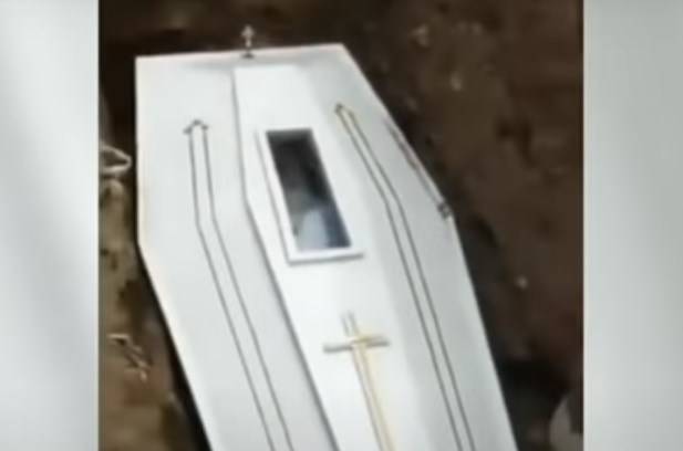 На видео из Индонезии труп в гробу «помахал рукой», вызвав опасения, что человека похоронили заживо - usa.one - Индонезия