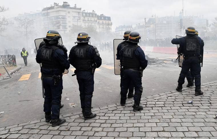 Полиция Парижа стягивается к месту, где может пройти акция «жёлтых жилетов» - news.ru - Париж