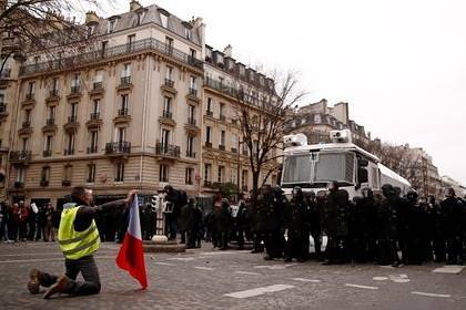 Во Франции возобновились протесты «желтых жилетов» - lenta.ru - Франция