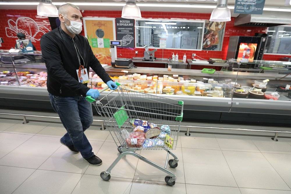 Виктор Зуев - Вирусолог рассказал, можно ли заразиться коронавирусом через товары в магазине - vm.ru