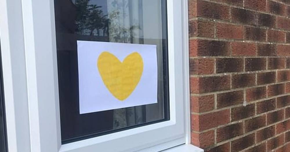 Потерявшие родных из-за COVID семьи приклеивают на окна желтые сердца - ren.tv - Англия