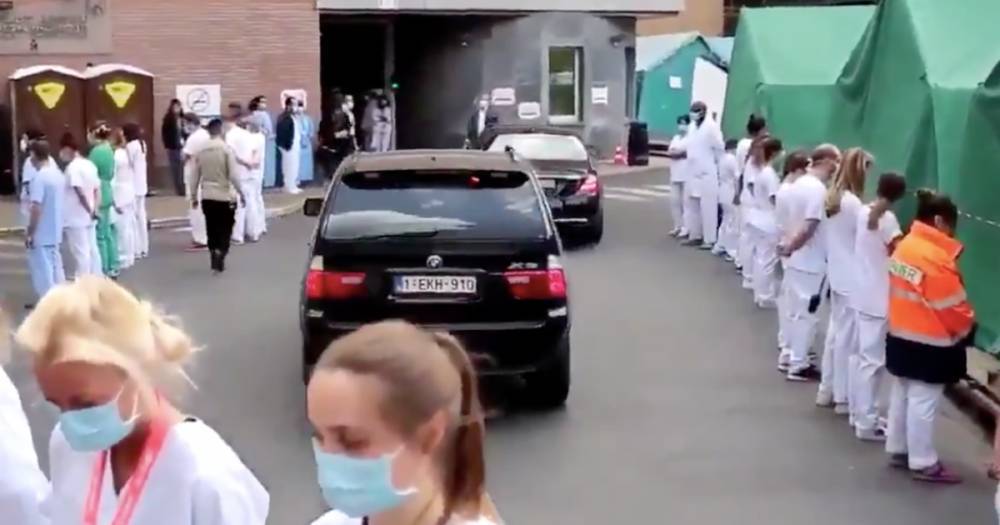 Софи Вильмес - Бельгийские медики сделали "коридор позора" для приехавшего премьера - ren.tv - Бельгия