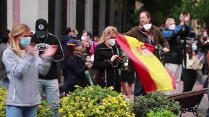 Педро Санчес - Испанцы вышли протестовать с кастрюлями за снятие карантина - piter.tv - Испания - Мадрид