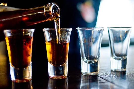 Около половины российских регионов намерены ужесточить правила продажи алкоголя - versia.ru - Россия