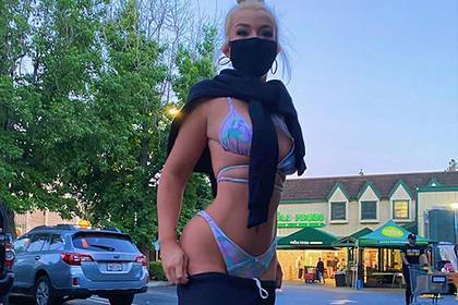 Скандальная блогерша вышла на карантинную прогулку в маске и бикини - lenta.ru - Сша - Лос-Анджелес