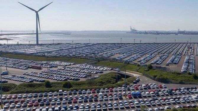 Пандемия: британский порт стал парковкой циклопических размеров - usedcars.ru - Англия