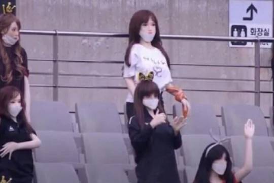 Южнокорейский футбольный клуб усадил на трибуны секс-кукол - versia.ru - Южная Корея - Сеул