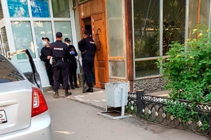 Жителей российской многоэтажки заперли без еды и лекарств - lenta.ru - Омск