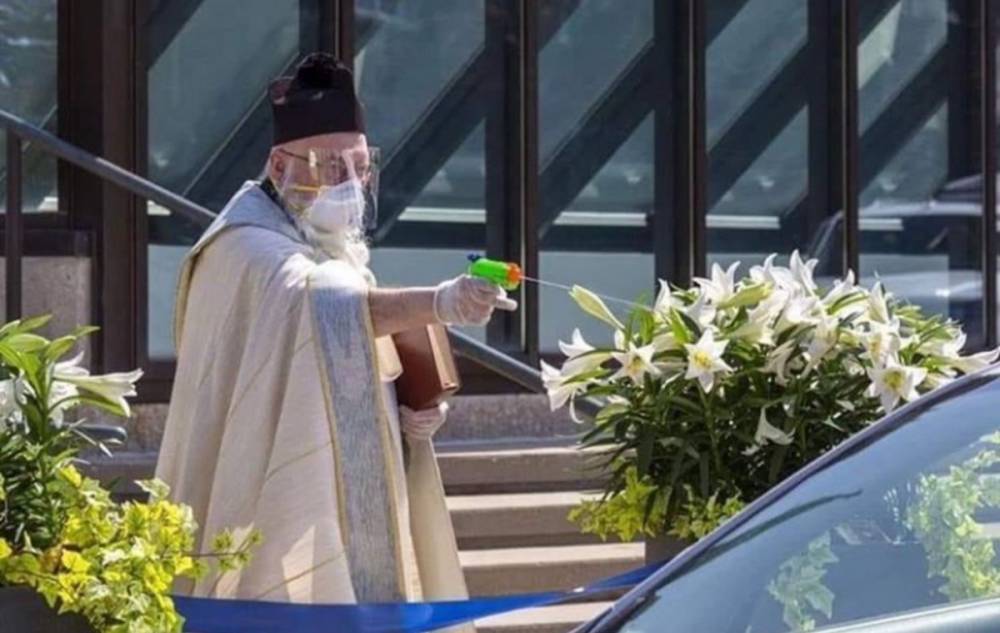 Священник из Детройта окропил прихожан святой водой из водяного пистолета - vm.ru - Сша