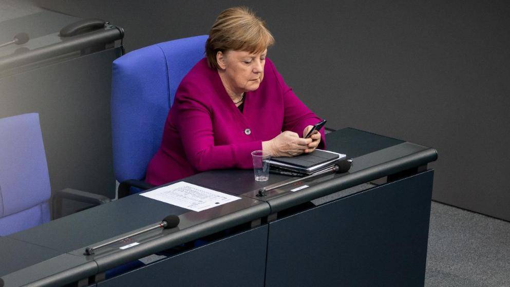 Меркель целый день не выпускает телефон из рук: в чем причина? - germania.one - Франция - Италия - Испания - Евросоюз - Польша