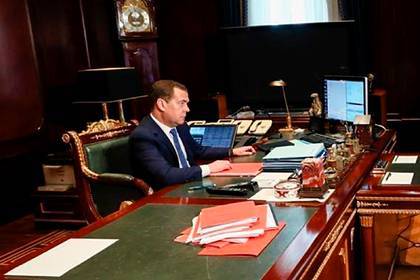 Дмитрий Медведев - Медведев не увидел конца кризису в России - lenta.ru - Россия