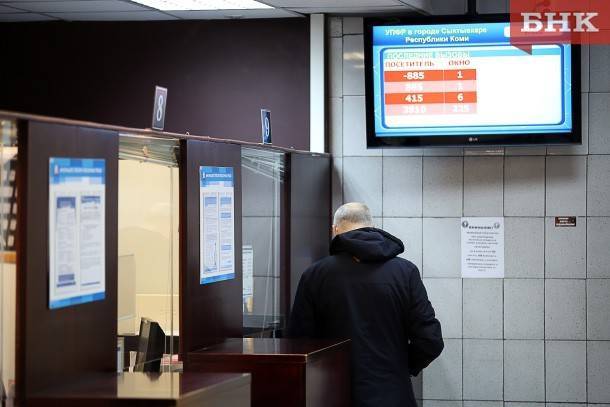 Виктор Бобыря - Работающие пенсионеры Коми могут продлить оплачиваемый карантин до 29 мая - bnkomi.ru - Россия - республика Коми