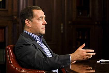 Дмитрий Медведев - Медведев посоветовал россиянам встать с дивана и помогать - lenta.ru - Россия
